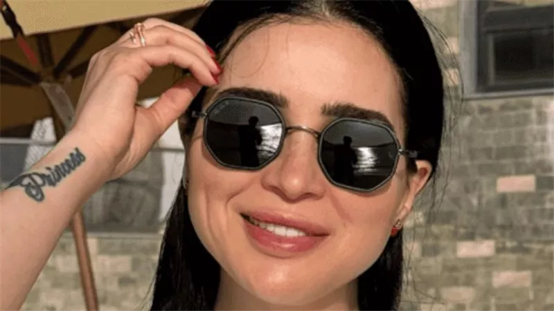 بساطة وأناقة.. كيف نجحت مي عز الدين في تصدر التريند بإطلالة صيفية هادئة؟