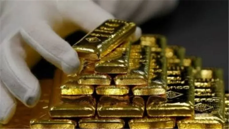 الذهب الملاذ الآمن.. كيف أثر تراجع النفط والدولار على أسعار المعدن الأصفر في مصر؟