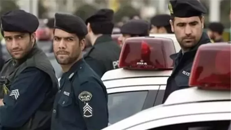 الشرطة الإيرانية تعتقل 100 شخص مرتبطين بجماعات إرهابية 