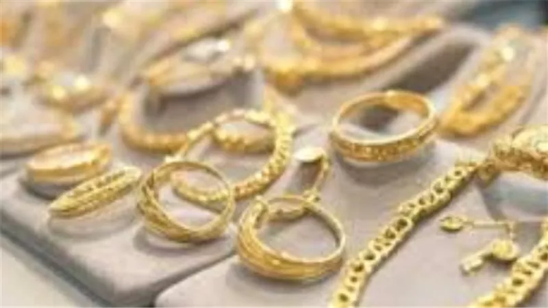 تباين أداء الذهب بين السوق العالمي والمحلي.. عيار 24 يستقر عند 8040 جنيهًا