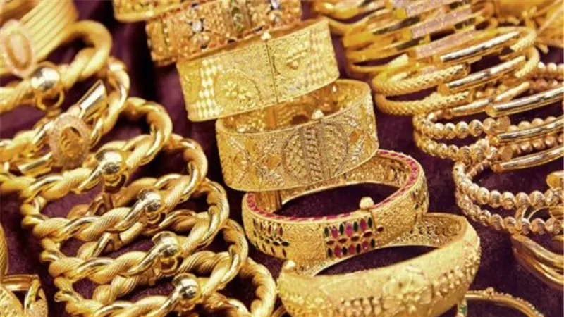 أسعار الذهب اليوم.. كيف أثر انخفاض الدولار على سعر الجرام في الأسواق المصرية؟