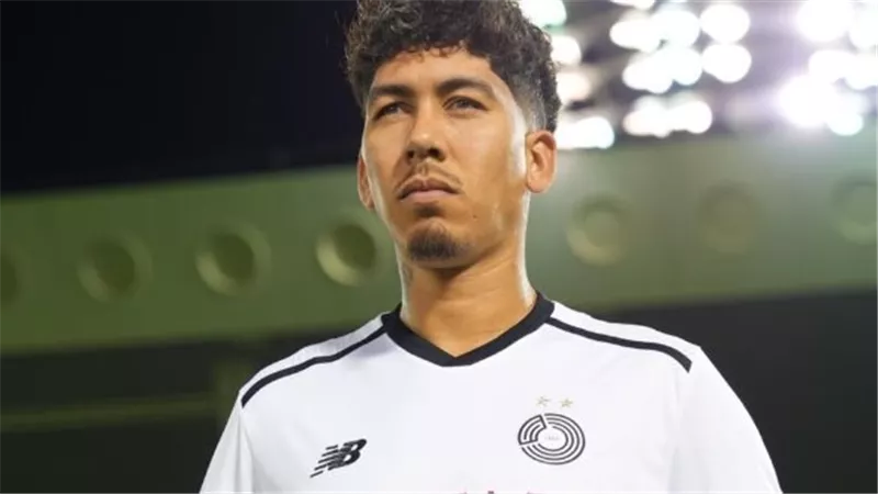 وكيل فيرمينو يكشف حقيقة انتقال المهاجم البرازيلي إلى الأهلي