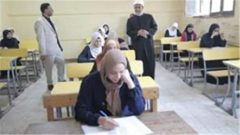 تنبيهات هامة لطلاب النقل الثانوي الأزهري.. عقوبات حيازة المحمول وساعات البلوتوث