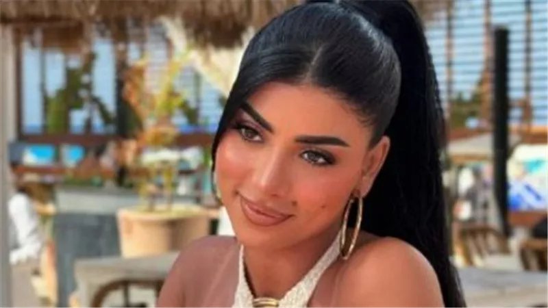  الفنانة الشابة كارولين عزمي.. تفاصيل الفستان وتوازن الجرأة مع الرقي