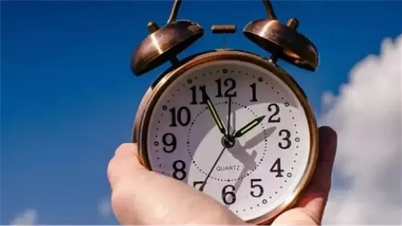 كيف تضبط ساعتك؟ تفاصيل تقديم الوقت ساعة كاملة مع بداية مايو 2026