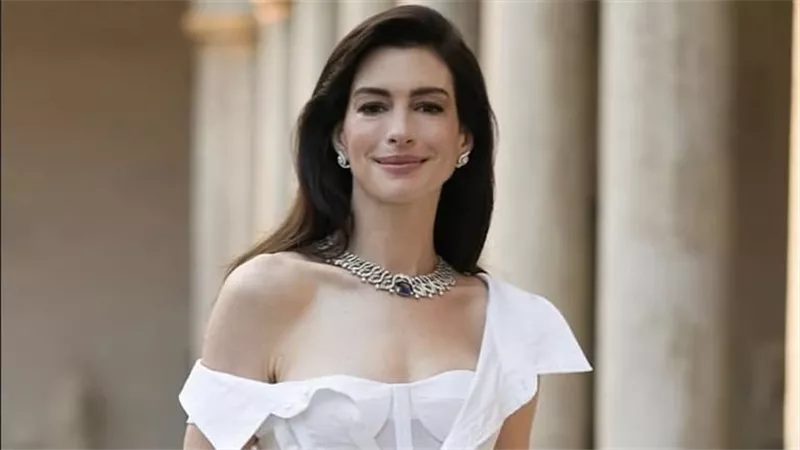 كيف تصالحتم مع العمر؟ آن هاثاواي تكشف أسرار نضجها الجمالي والمهني في عامها الاستثنائي