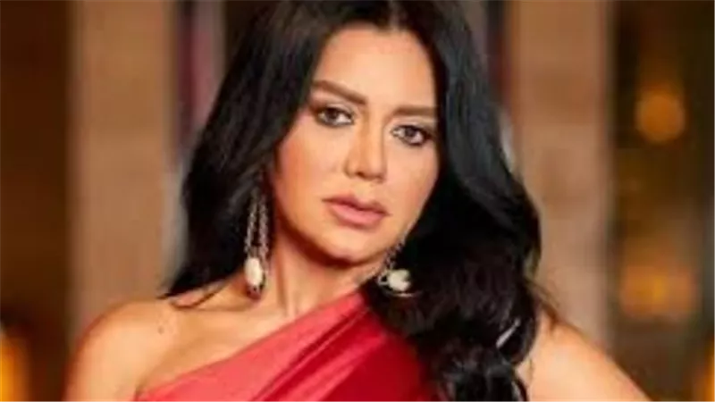 من الأناقة إلى الفزع: كيف تحولت إطلالة رانيا يوسف لحديث الساعة؟