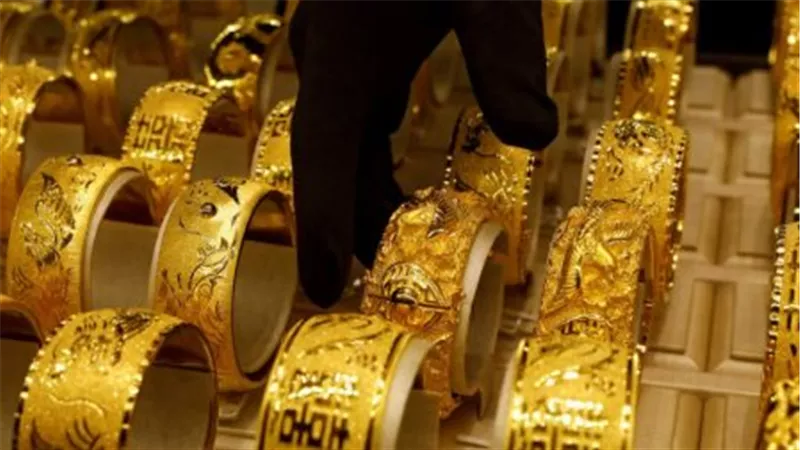 الذهب أم النفط؟.. تقلبات الأسواق العالمية تدفع المستثمرين للبحث عن الملاذات الآمنة مجددًا