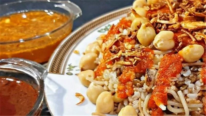 تحذير طبي هام: مخاطر إعادة تسخين الأرز في الكشري وأعراض التسمم البكتيري