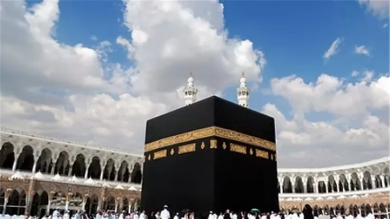 من النية إلى المناسك: وصايا كبار العلماء للتيسير على الحجاج وتجنب المحظورات