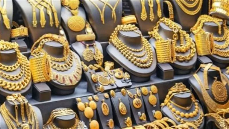 الذهب العالمي يضغط على الأسواق: تراجع الأونصة بنسبة 2.5% وانعكاساته على السعر المحلي