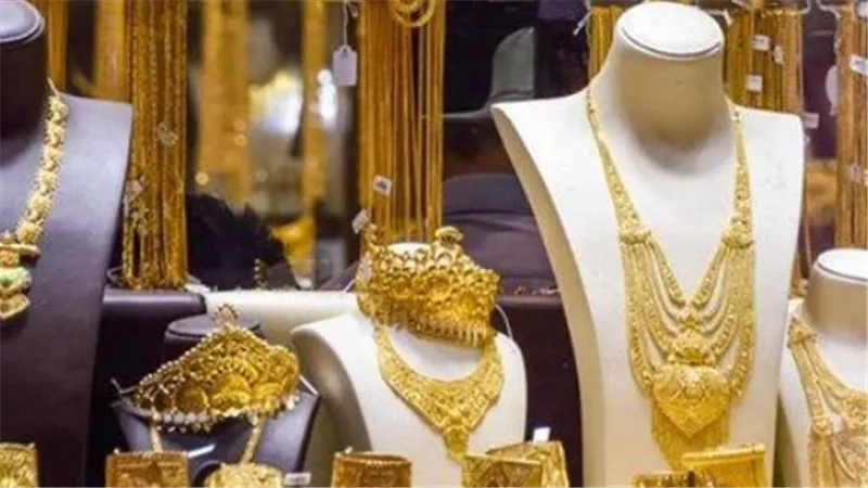 سعر الأونصة عالميًا ومحليًا: كيف أثر ارتفاع الدولار على استقرار الذهب في مصر؟