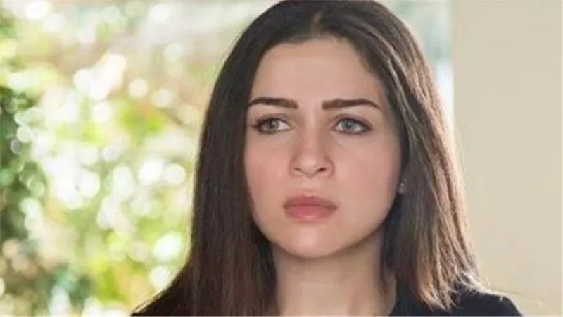 شاهد أحدث ظهور للنجمة مي عز الدين مع زوجها.. من ربح تحدي البلياردو؟