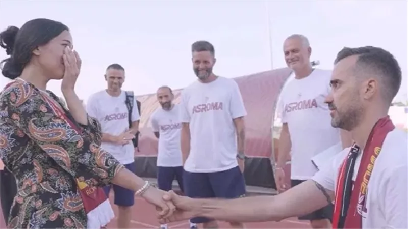 مورينيو يبتسم للحب.. فيديو قديم يشعل 