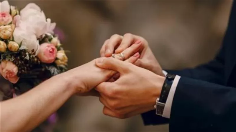 توجهي لأقرب مكتب تأمينات.. شرح مبسط لآلية صرف منحة الزواج فور عقد القران