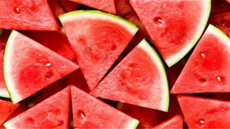 ترطيب فوري وعناصر غذائية.. لماذا يعد البطيخ الفاكهة المثالية في طقس الصيف؟