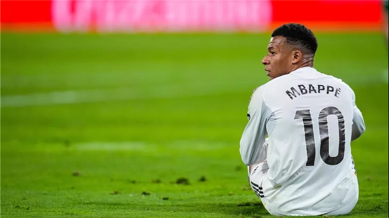 قبل الكلاسيكو.. مبابي يثير غضب لاعبي وجماهير ريال مدريد