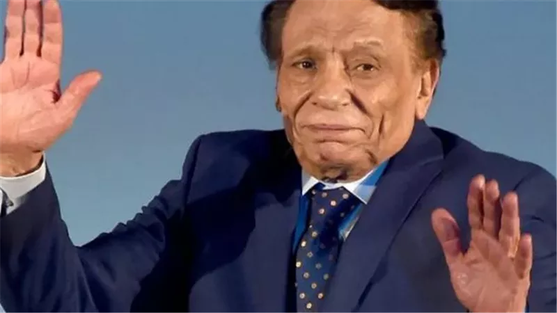 عادل إمام في الإسكندرية: حكايات الشتاء والجميلات والهروب من ملاكمة المدرسين