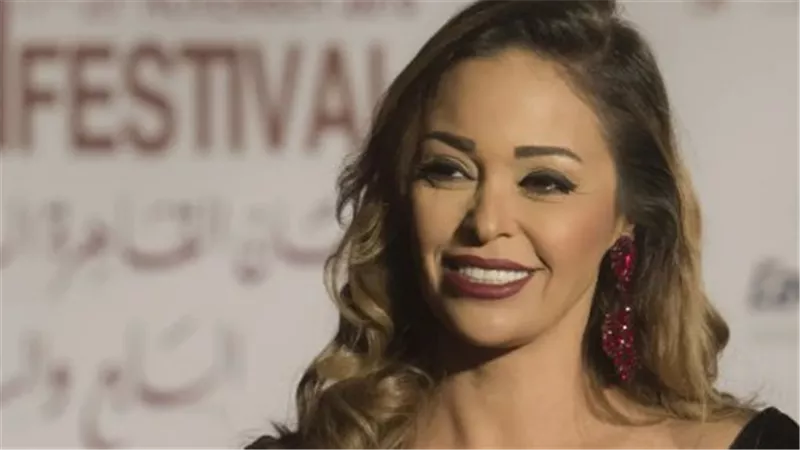 أناقة ملكية.. داليا البحيري تبهر متابعيها بإطلالة الريش والمجوهرات الألماسية