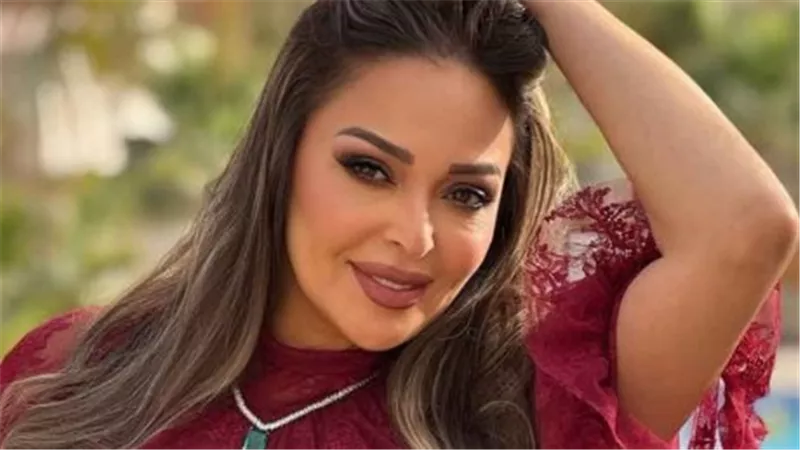 بشعر مرفوع ومكياج ترابي.. داليا البحيري تبرز جمالها في جلسة تصوير ملكية