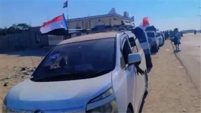 زحف بشري نحو العاصمة: يافع وأبين ترسمان لوحة الوفاء في ذكرى إعلان عدن التاريخي