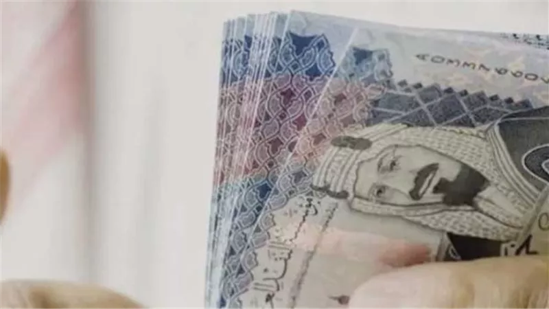 لوحة أسعار العملات: كم سجل الريال السعودي في البنك الأهلي الكويتي وبنك CIB؟