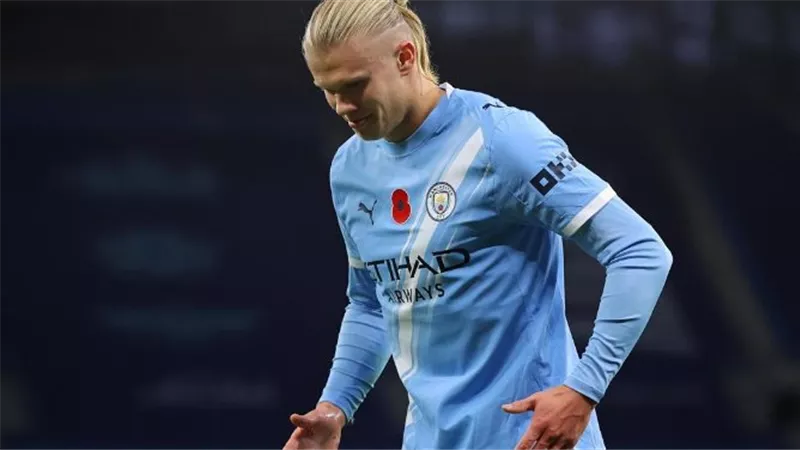 هالاند يتهم لاعب بورتو بارتكاب 