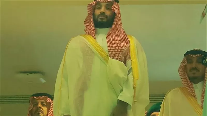 ولي العهد السعودي يسلّم كأس الملك إلى سالم الدوسري قائد الهلال