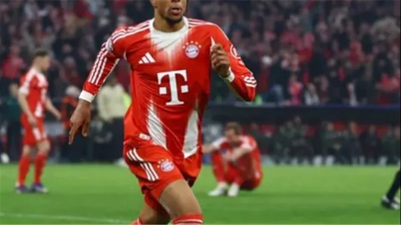 مايكل أوليس يفوز بجائزة أفضل لاعب فرنسي محترف في الخارج