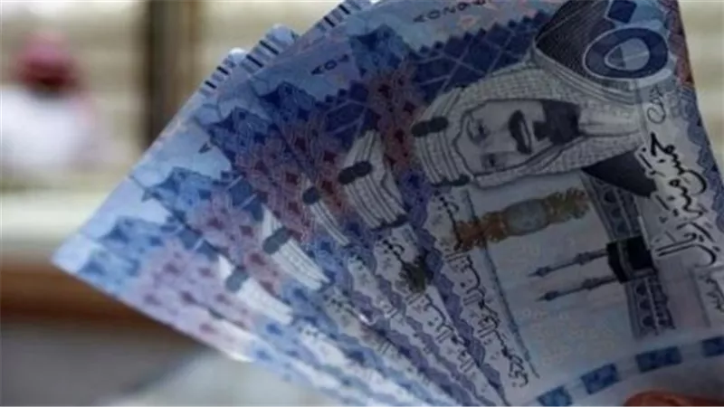 قبل السفر للمملكة.. تعرف على سعر الريال السعودي في البنك المركزي والبنوك الخاصة
