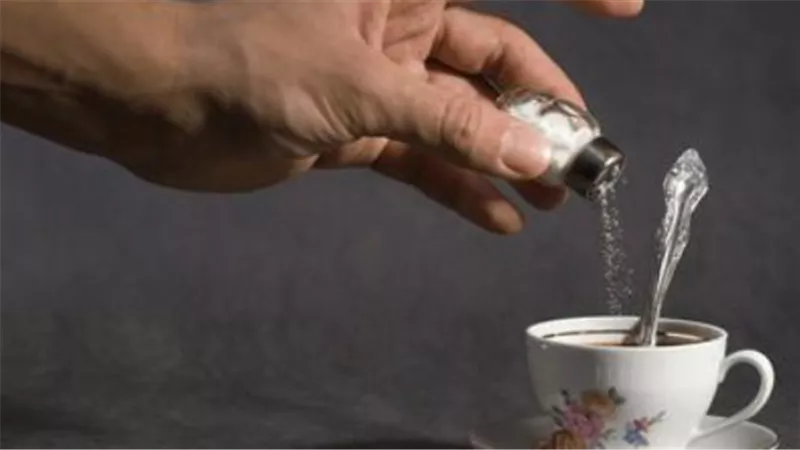 القهوة ومشروبات الطاقة على الريق.. مخاطر صحية تتجاوز مجرد الشعور بالحموضة