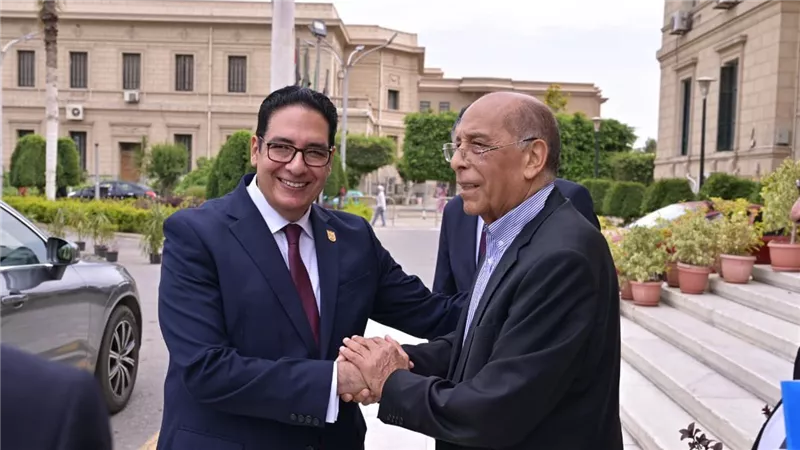 في رحاب جامعة القاهرة.. محمد سلماوي يؤكد أهمية الدراسات الإنسانية كحارس للهوية