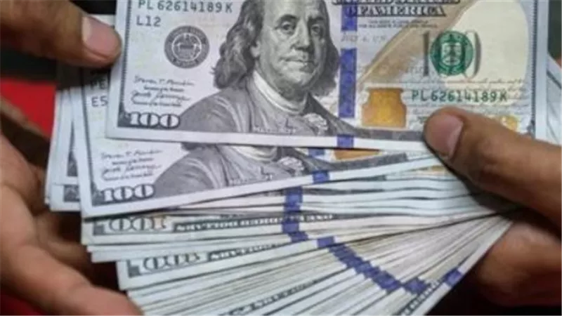 شراء وبيوع العملة الخضراء.. أسعار الدولار في البنك الأهلي وبنك مصر وباقي المصارف اليوم