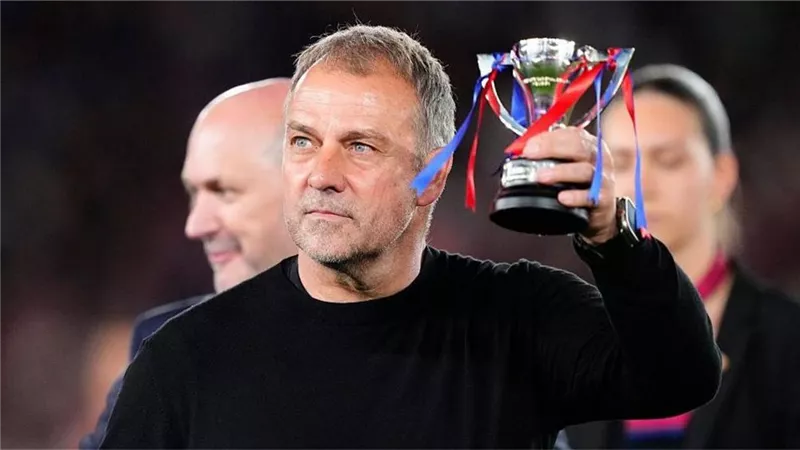 برشلونة يعلن تجديد عقد هانز فليك رسميًا