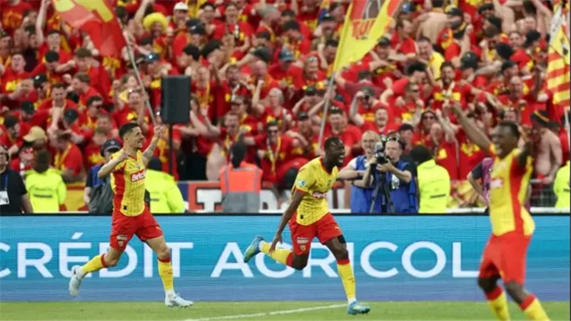سعود يدخل التاريخ.. لانس يحرز كأس فرنسا بعد 120 عامًا من الانتظار