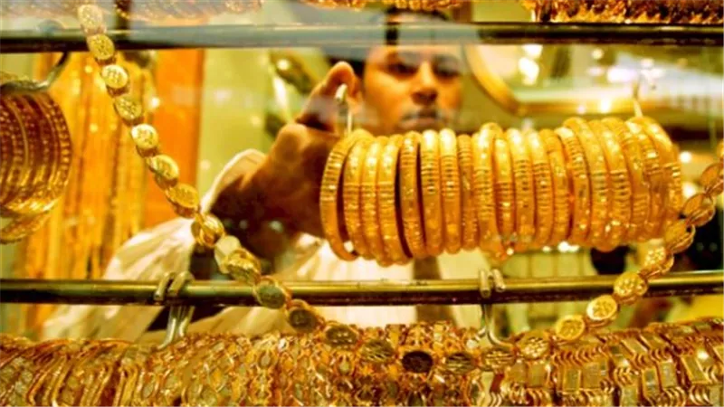 استقرار المعدن الأصفر بدبي: تحديث مباشر لأسعار جرام الذهب لجميع الأعيرة بمحلات الصاغة الإماراتية