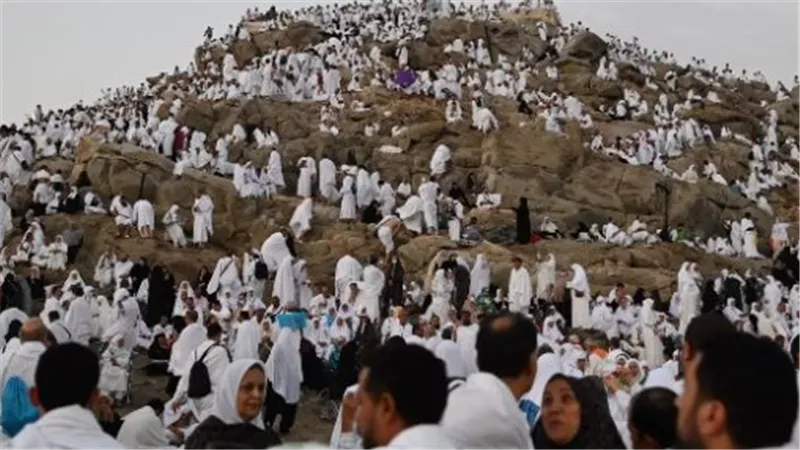رسائل طمأنينة من عرفات: البعثة الرسمية تتابع أحوال الحجاج لحظة بلحظة