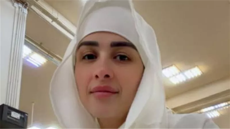 ياسمين عبد العزيز تطل على جمهورها من الأراضي المقدسة بملابس الإحرام