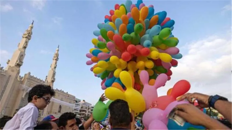 طقوس العيد في قلب القاهرة: العائلات المصرية تحيي شعائر الصلاة في أجواء من التآخي