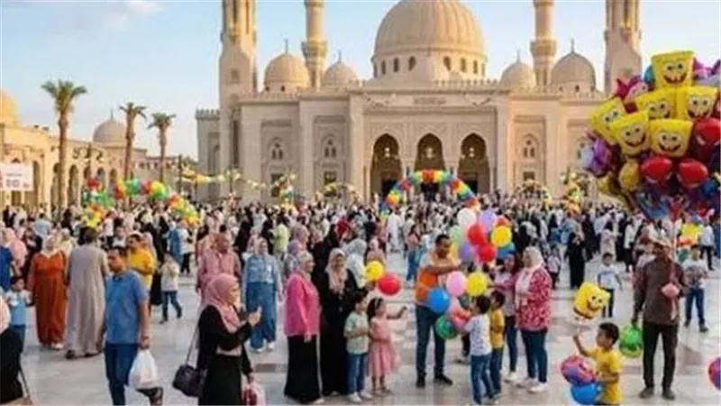 مشهد أسري بامتياز: اصطحاب الأطفال وتوزيع الهدايا في ساحات مساجد القاهرة