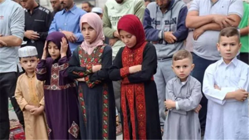 عيد الأضحى في غزة: صلاة بين الأنقاض تجسد عظمة الإرادة الفلسطينية أمام العدوان