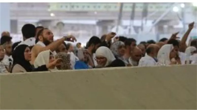 ضيوف الرحمن يتوافدون على مشعر منى لرمي جمرة العقبة الكبرى وسط انسيابية تامة