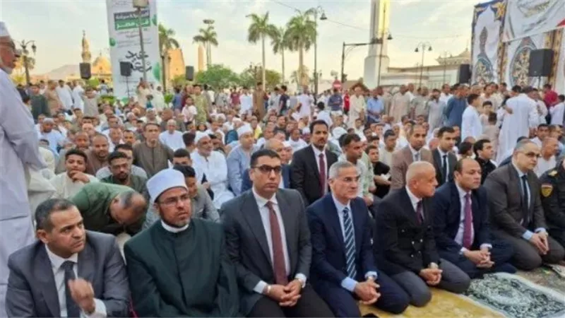 المحافظون يؤدون صلاة عيد الأضحى المبارك وسط حضور جماهيري كثيف وأجواء إيمانية مفعمة بالفرحة