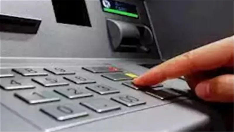 خدمات مصرفية مستمرة.. ماكينات الصراف الآلي تعمل بكامل طاقتها خلال العيد