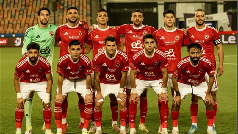 نجم برشلونة السابق يقترب من تدريب الأهلي خلفًا لـ توروب