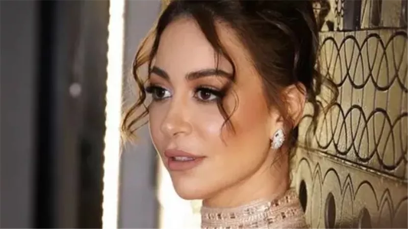بعد أدائها مناسك الحج.. إطلالة مميزة لمنة شلبي وزوجها أحمد الجنايني تثير التفاعل