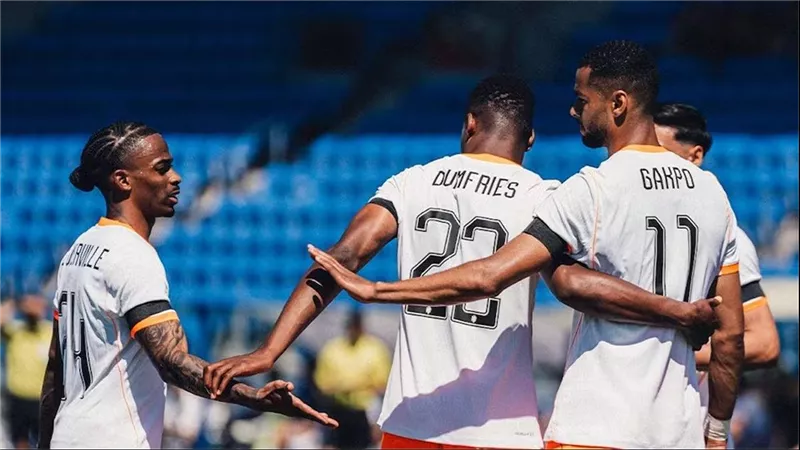 جاكبو يقود هولندا لفوز مثير على أوزبكستان وديًا قبل كأس العالم