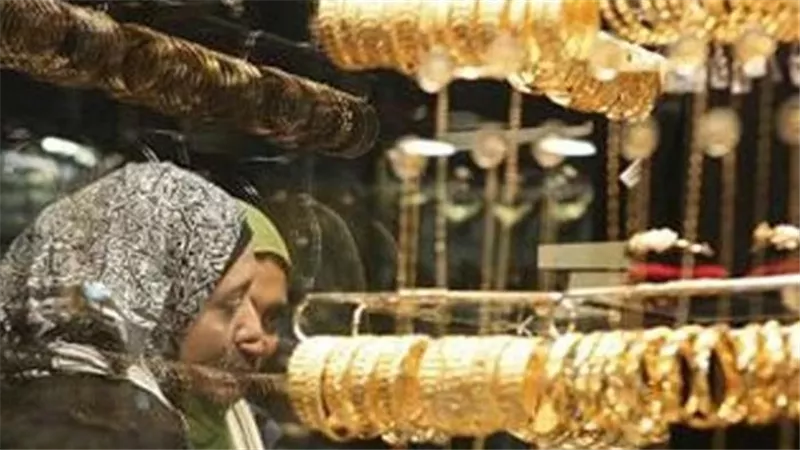 الذهب عالميًا وضغوط الفائدة: تأثيرها المباشر على السوق المحلي