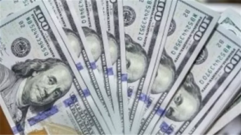 انخفاض سعر الدولار 50 قرشًا في البنوك العاملة بالسوق المصرية