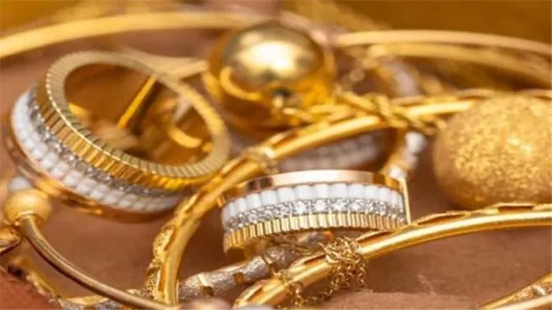 سعر الذهب عيار 21 يتماسك عند 6220 جنيهًا وسط إقبال شرائي مكثف